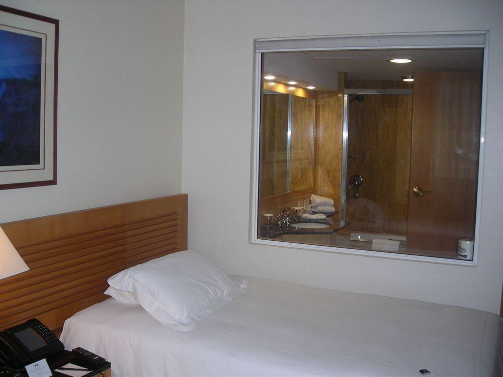 Eurobuilding Hotel & Suites Caracas Bagian luar foto A room with a see-through shower