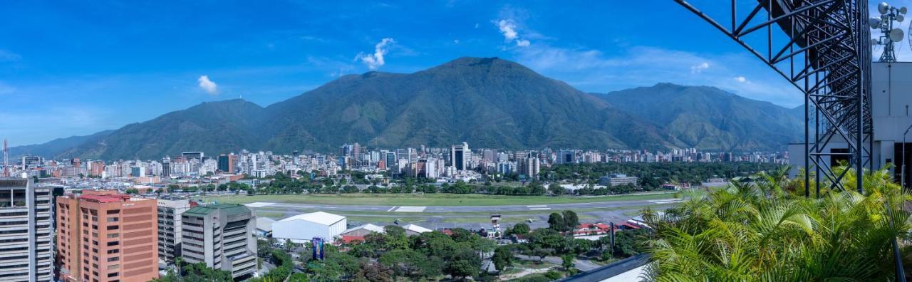 Eurobuilding Hotel & Suites Caracas Bagian luar foto View of the airport runway
