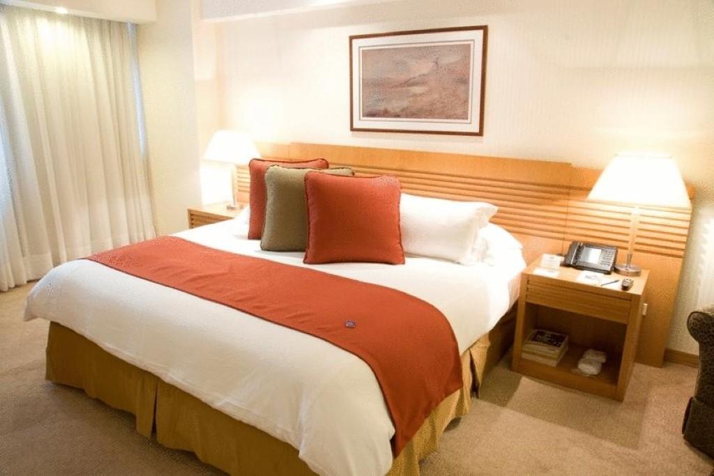Eurobuilding Hotel & Suites Caracas Bagian luar foto A bed with a bed runner