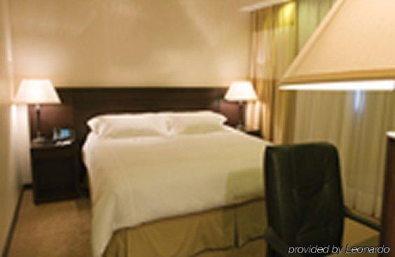 Eurobuilding Hotel & Suites Caracas Ruang foto A room at the hotel
