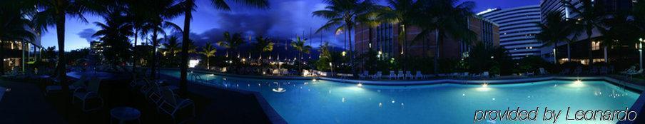 Eurobuilding Hotel & Suites Caracas Fasilitas foto The pool at the Sheraton Resort at night