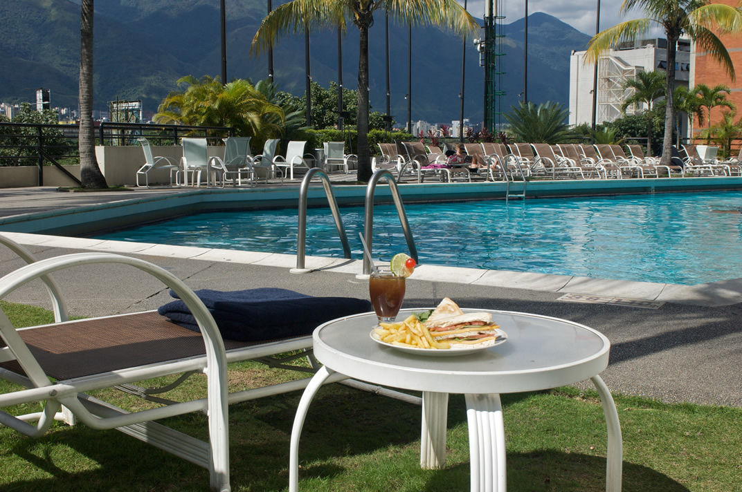 Eurobuilding Hotel & Suites Caracas Bagian luar foto Hotel's pool