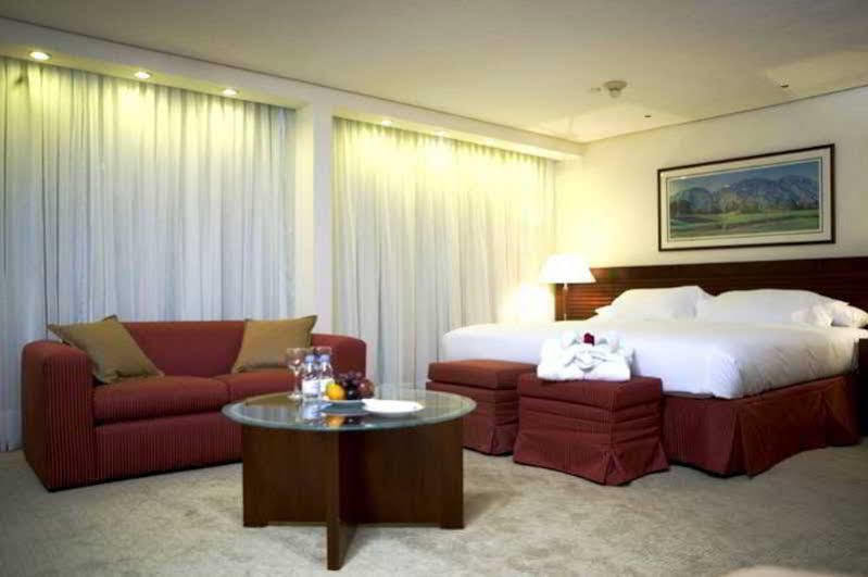 Eurobuilding Hotel & Suites Caracas Bagian luar foto A room at the hotel